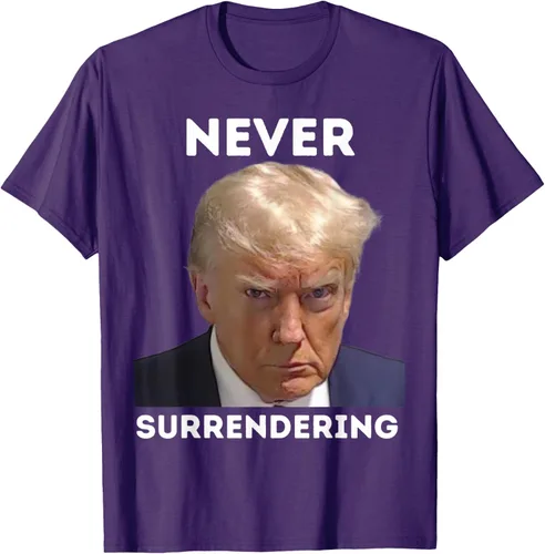 Vista 45 de Triumph Never Surrendering - Camiseta Trump Mug Shot, Negro