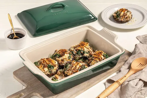 Vista 6 de Le Creuset Stoneware Heritage - Cacerola rectangular cubierta, 4 cuartos de galón., oliva