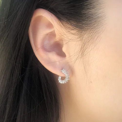 Vista 4 de Pendientes pequeños Huggie de vid en plata de ley con acabado dorado