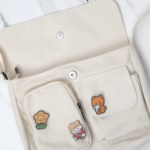 Vista 5 de Bolso cruzado de lona con alfileres Kawaii y colgante bolso de mensajero casual para estudiantes mochila escolar para niñas y mujeres