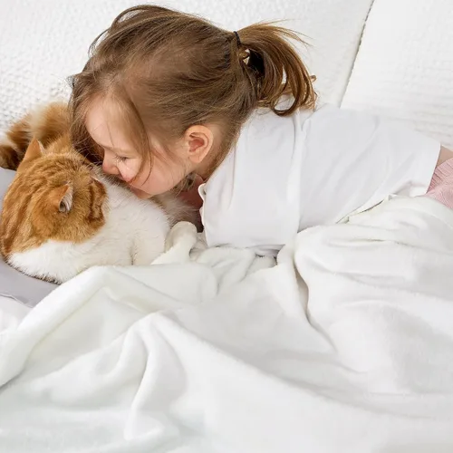 Vista 2 de Bedsure GentleSoft Bedding Manta de Vellón para Niñas y Niños - Mantas Pequeñas Suaves, Acogedoras y Bonitas para Viajes, 43x55 Pulgadas, Blanco
