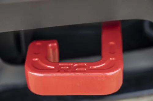 Vista 6 de Rough Country Ganchos de remolque rojos forjados para Jeep Grand Cherokee (2015-2022) - Puntos de recuperación delanteros de alta resistencia