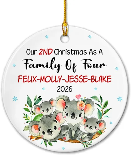 Vista 13 de Adorno de cerámica personalizado de cinco medias con nombres y año personalizados, nuestra primera Navidad como familia de cinco, nuestros primeros