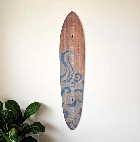 Vista 2 de HEADWATERS STUDIO Medidor de Crecimiento de Tabla de Surf de Madera para Decoración de Pared - Decoración de Pared de Tabla de Surf para Cuarto