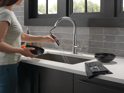 Vista 2 de Grifo de cocina Delta Faucet Emmeline de níquel cepillado, grifos de cocina con rociador desplegable, grifo de fregadero de cocina, cabezal