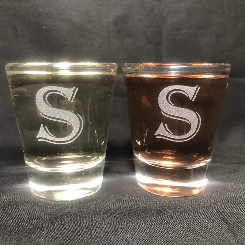 Vista 26 de Juego de 2 vasos de chupito con letras de monograma de 1.5 oz (B)