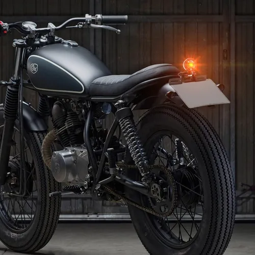 Vista 7 de Luz trasera de bala de motocicleta con soporte de placa de matrícula luz de freno para Cafe Racer Bob-ber Cho-pper personalizado negro rojo luz