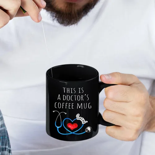 Vista 6 de Taza de café negra personalizada, regalo para agradecimiento al médico, divertida taza de café con texto en inglés "This Is A Doctor's Doctor's 11