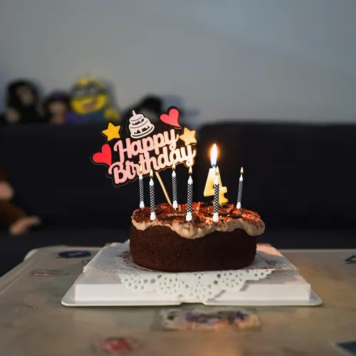 Vista 3 de 12 velas de bengala de cumpleaños con temática de autos de carreras, bandera a cuadros en blanco y negro, velas para pastel de cumpleaños