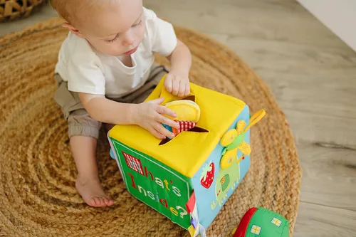 Vista 2 de Genius Baby Toys Caja de regalo y juego original de sorpresa, bordado a mano con 8 juguetes sensoriales y táctiles de felpa para bebés, cubo