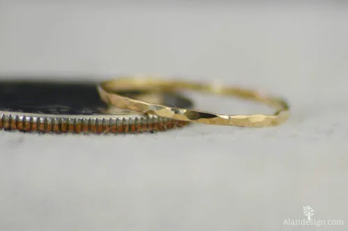 Vista 4 de Anillos apilables superfinos rellenos de oro de 14 quilates (se venden por anillo)