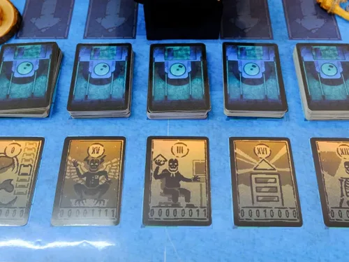 Vista 4 de Juego de cartas de inscryption con 211 cartas laminadas. Totalmente elegible para juego de 2 jugadores
