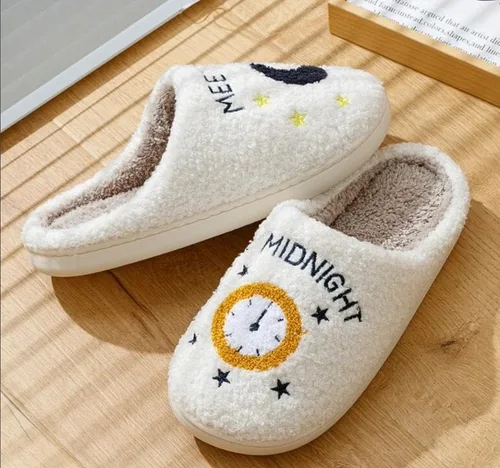 Vista 6 de Midnight Merch Pantuflas inspiradas en la música de cantante, regalos para fanáticos, suaves y esponjosas para el hogar, pantuflas para mujeres