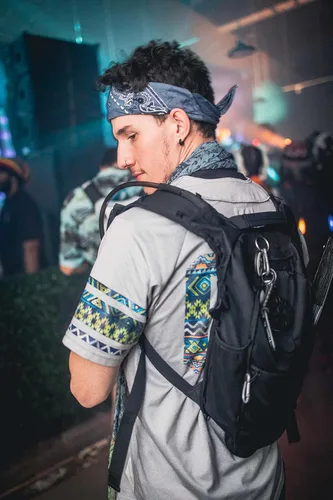 Vista 6 de RAVERUNNER Mochila de hidratación antirrobo Mochila rave aprobada por festivales para asistentes a conciertos, mochila de agua para festivales sin