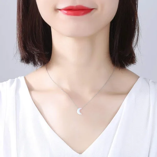 Vista 2 de Collar con colgante de luna creciente de ópalo sintético blanco, cadena de cable de plata de ley ajustable de 16-17-18 pulgadas, Plata esterlina