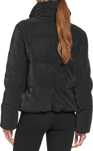 Vista 2 de DKNY Chaqueta acolchada de piel sintética con estampado de cocodrilo para mujer