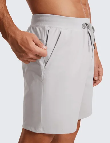 Vista 4 de CRZ YOGA Pantalones cortos de entrenamiento elásticos en cuatro direcciones para hombre, 7 pulgadas, suaves, duraderos, casuales, con bolsillos