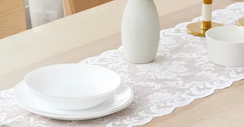 Vista 3 de ASATEX Camino de mesa de encaje blanco de 14 x 36 pulgadas con 2 borlas. El patrón floral clásico y elegante es la opción ideal para cualquier