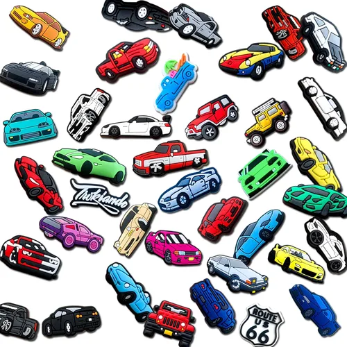 Vista 4 de pocpockets 25, 40 dijes de zapatos de carreras para zapatos, pulseras, pulseras, dijes de PVC para decoración de niños y hombres, regalos de fiesta