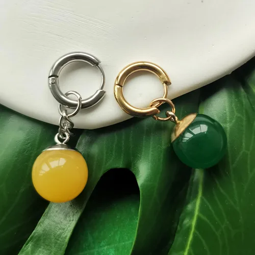 Vista 3 de Un par de pendientes de bola de resina pendientes de acero inoxidable para hombre mujer Halloween