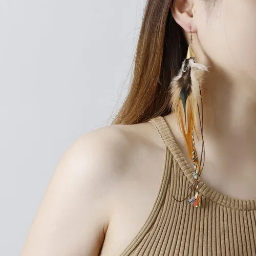 Vista 2 de Aretes largos bohemios de plumas para mujer, hechos a mano, joyería de borla colgante natural