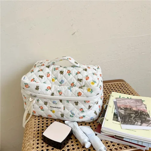 Vista 4 de Bolsa de maquillaje Kawaii bonita bolsa de cosméticos de felpa japonesa, bolsa de aseo peluda con patrones de flores de oso de hadas con cremallera