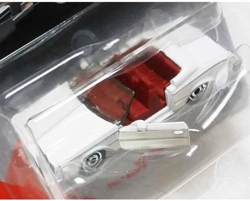 Vista 4 de Matchbox Piezas de mudanza - GTT19 ~ Coche de fundición a presión clásico a escala 1:64 ~ 1983 Buick Riviera ~ Rojo y Blanco