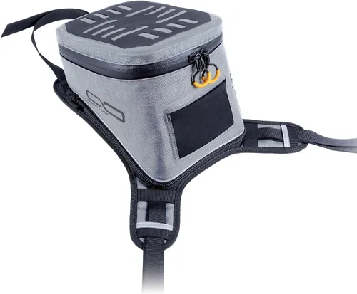 Vista 6 de Bolsa de tanque enrollable Giant Loop Buckin' Roll, pequeña bolsa impermeable para tanque de motocicleta, capacidad de 1.5 litros, se adapta a