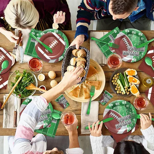 Vista 5 de Piooluialy Vajilla para fiestas de fútbol – Juego de decoraciones de fiesta de fútbol, incluye platos llanos, vasos, servilletas, cubiertos
