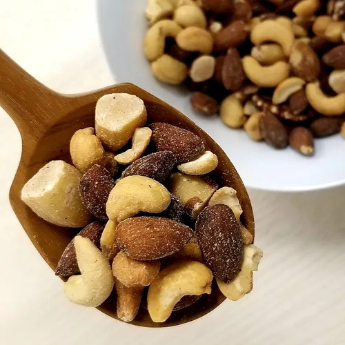 Vista 4 de Mixed Nuts Deluxe – Tostado y salado Recipiente reutilizable de 32 onzas Mezcla de aperitivos gourmet saludable con anacardos, almendras, nueces