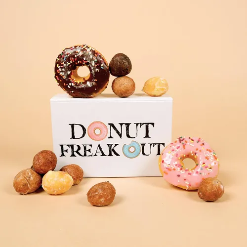 Vista 4 de Hanna Roberts Caja de anuncio de revelación de bebé de prueba de embarazo (Donut Freak Out)