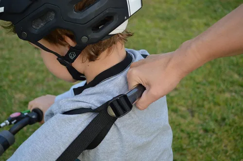 Vista 5 de Arnés para niños First Ride. Pedal o entrenador de bicicleta de equilibrio, sin ruedas de entrenamiento