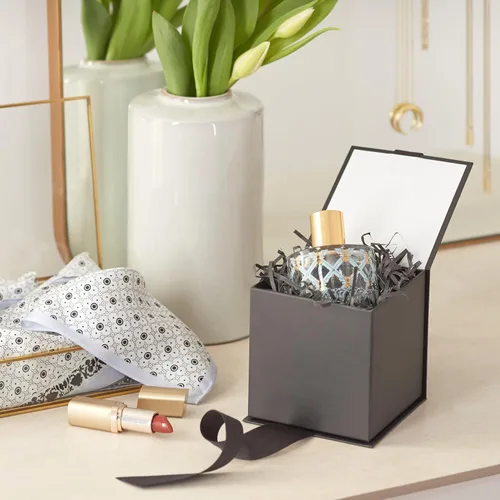 Vista 7 de Hallmark - Caja de regalo pequeña con lazo y relleno de papel triturado (Caja de regalo negra de 4 pulgadas) para bodas, graduaciones, cumpleaños