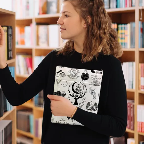 Vista 5 de Fantasy Novel Inspired Book Sleeve con cremallera - Bolsa protectora para amantes de los libros - Regalo Bookish 6JB06