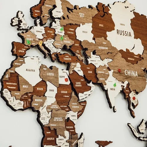 Vista 2 de Colorfull Worlds Mapa del mundo de madera y metal 3D montado, mapa de madera multicapa sobre base de metal, mapa artístico de pared de madera