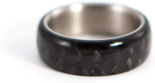 Vista 3 de Anillo de titanio y fibra de carbono para hombre. Anillo de boda único negro brillante. Resistente al agua, muy duradero e hipoalergénico. (00311_7N)