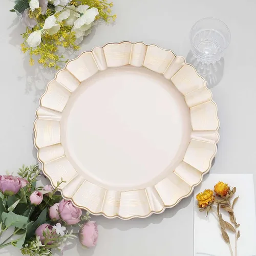 Vista 6 de Efavormart Paquete de 6 Cargadores de Platos de Cena de Plástico Acrílico Beige de 13" con Borde Festoneado Ondulado Cepillado en Dorado
