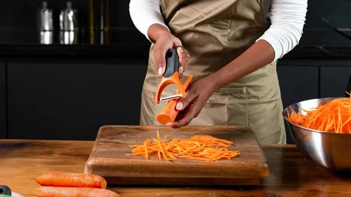 Vista 6 de Zyliss Julienne Y Peeler - Hoja de acero inoxidable ultra afilada para zanahorias, calabacines y papas, agarre ergonómico de paja de trigo, cortador
