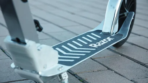Vista 4 de Razor A5 DLX Patinete para niños de 8 años en adelante - Ruedas de uretano de 8", plegable, manubrio anti-traqueteo, para ciclistas de hasta 220 lbs