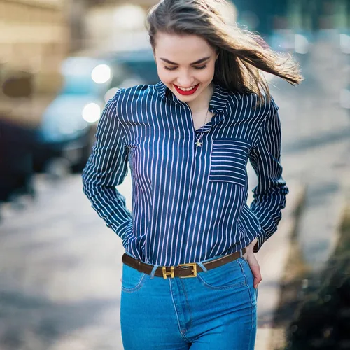 Vista 125 de Cinturón de cuero clásico con hebilla de metal para mujer con vestido de jeans