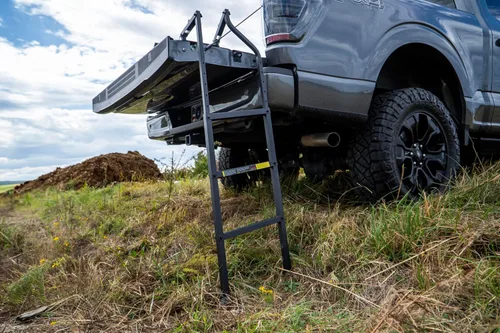 Vista 5 de TRAXION Nueva Escalera de Portón Trasero XL para Todas las Camionetas, Incluyendo Camiones Elevadores hasta 50" de Portón con Marco Articulado