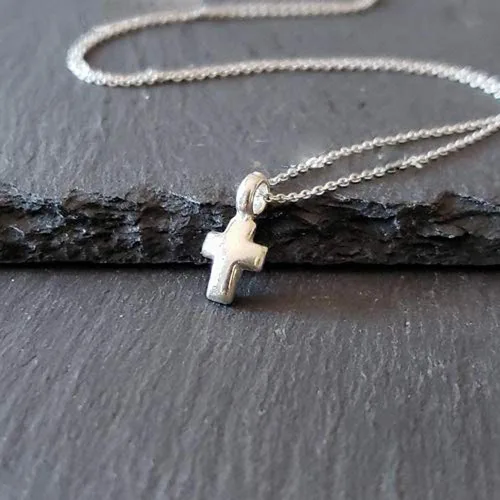 Vista 2 de Collar de plata de ley con dije de cruz pequeña, 18 pulgadas