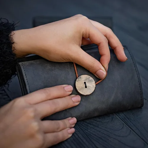 Vista 7 de HARDISTON Rollo organizador electrónico de cuero personalizado, bolsa de cordón personalizada para accesorios de tecnología de viaje, cables USB