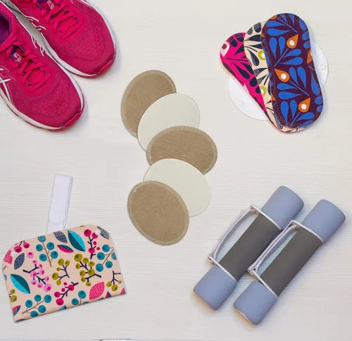 Vista 2 de Bolsa húmeda con doble bolsillo; mantén las almohadillas frescas en un lado, usa las del otro; almacenamiento perfecto para pantimedias sanitarias
