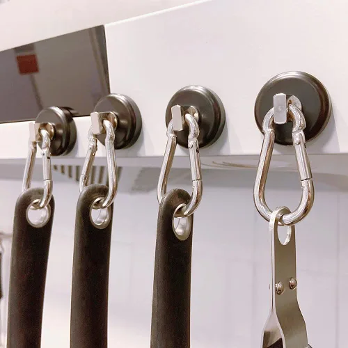 Vista 6 de WELLZEER Ganchos magnéticos de 100 libras, ganchos magnéticos negros con mosquetón giratorio para colgar refrigerador, fuerte imán de neodimio