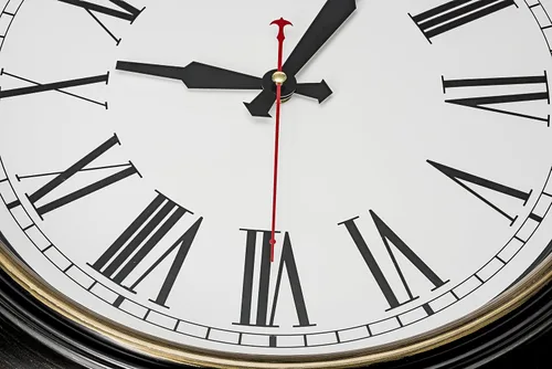 Vista 3 de Bernhard Products Reloj de pared extra grande, 18 pulgadas, marrón oscuro, cuarzo silencioso, funciona con pilas, sin tictac, numeral romano