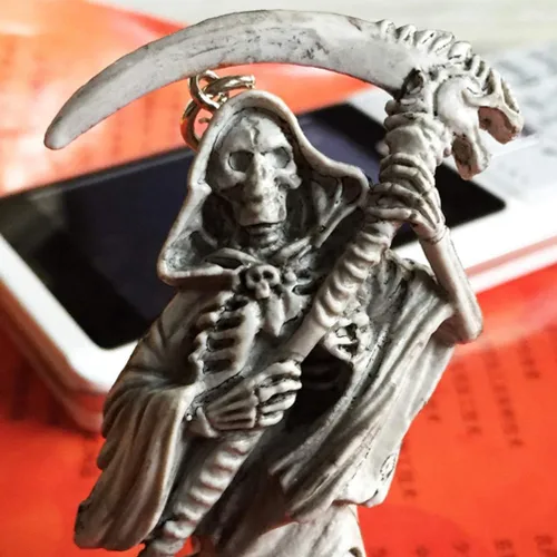 Vista 3 de Llavero de calavera de Halloween, llavero de la parca de goma, llavero de esqueleto de goma, novedoso soporte para llaves, colgante para regalos
