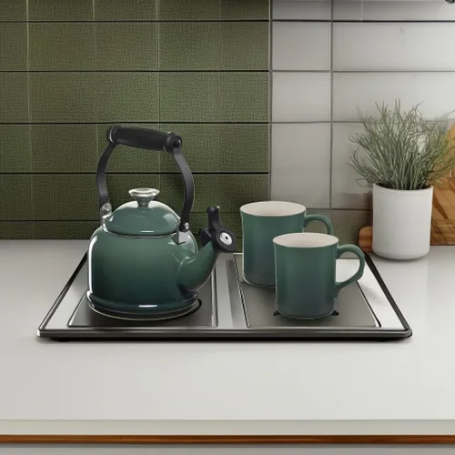 Vista 5 de Le Creuset Juego de 2 tazas esmaltadas en acero con acabados metálicos y cerámica, 1.25 cuartos de galón de agua y (2) tazas de 14 onzas, Artichaut