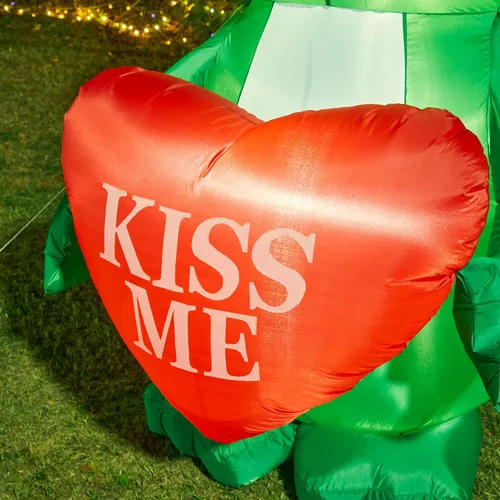 Vista 7 de Glitzhome Rana inflable de San Valentín de 6 pies con corazón, decoración de patio para interiores y exteriores, decoración artística navideña