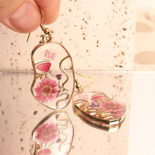 Vista 6 de JeanBeau - Aretes de arte abstracto de flores prensadas para mujeres, adolescentes y niñas, hechos a mano, flores secas únicas de resina dorada